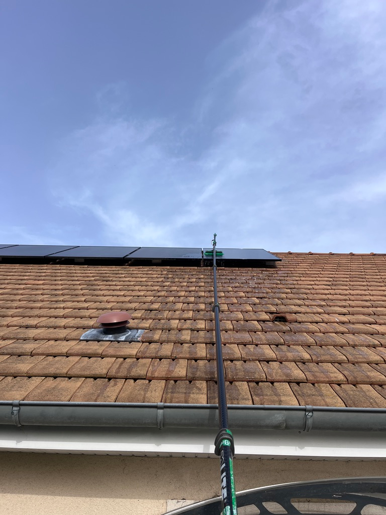 Panneaux solaires nettoyés par NJT Nettoyage sur toiture à Hermanville-sur-Mer