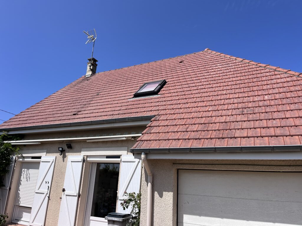 Avant/après nettoyage toiture – tuiles propres à Saint-Aubin-sur-Mer, Calvados