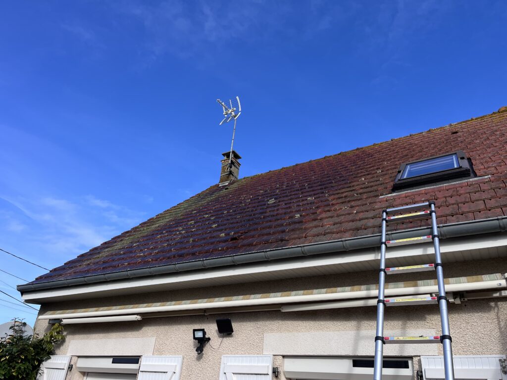 Nettoyage de toiture en cours – artisan NJT NETTOYAGE sur chantier Saint-Aubin-sur-Mer, Calvados
