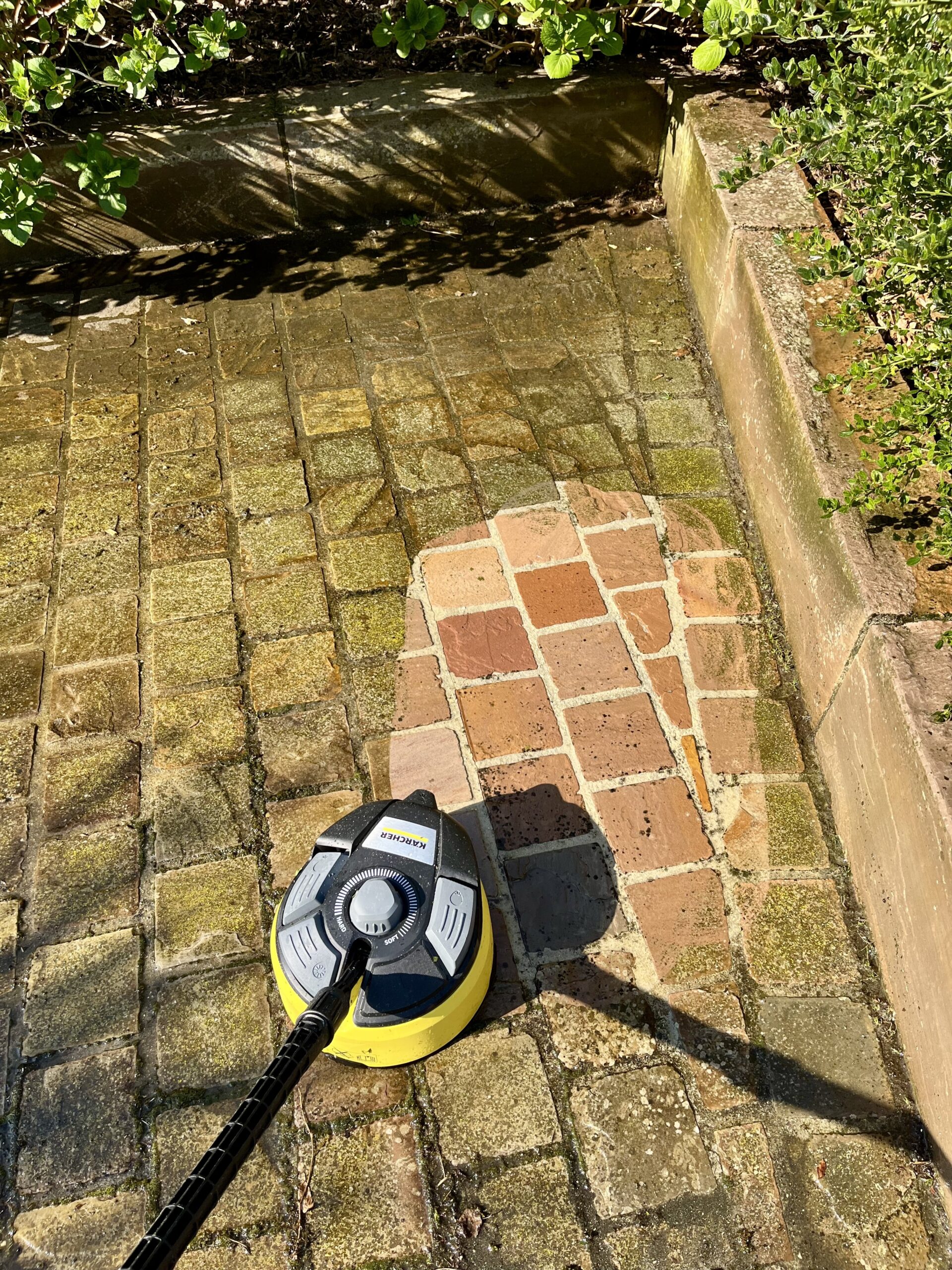 Nettoyage professionnel de terrasse en cours