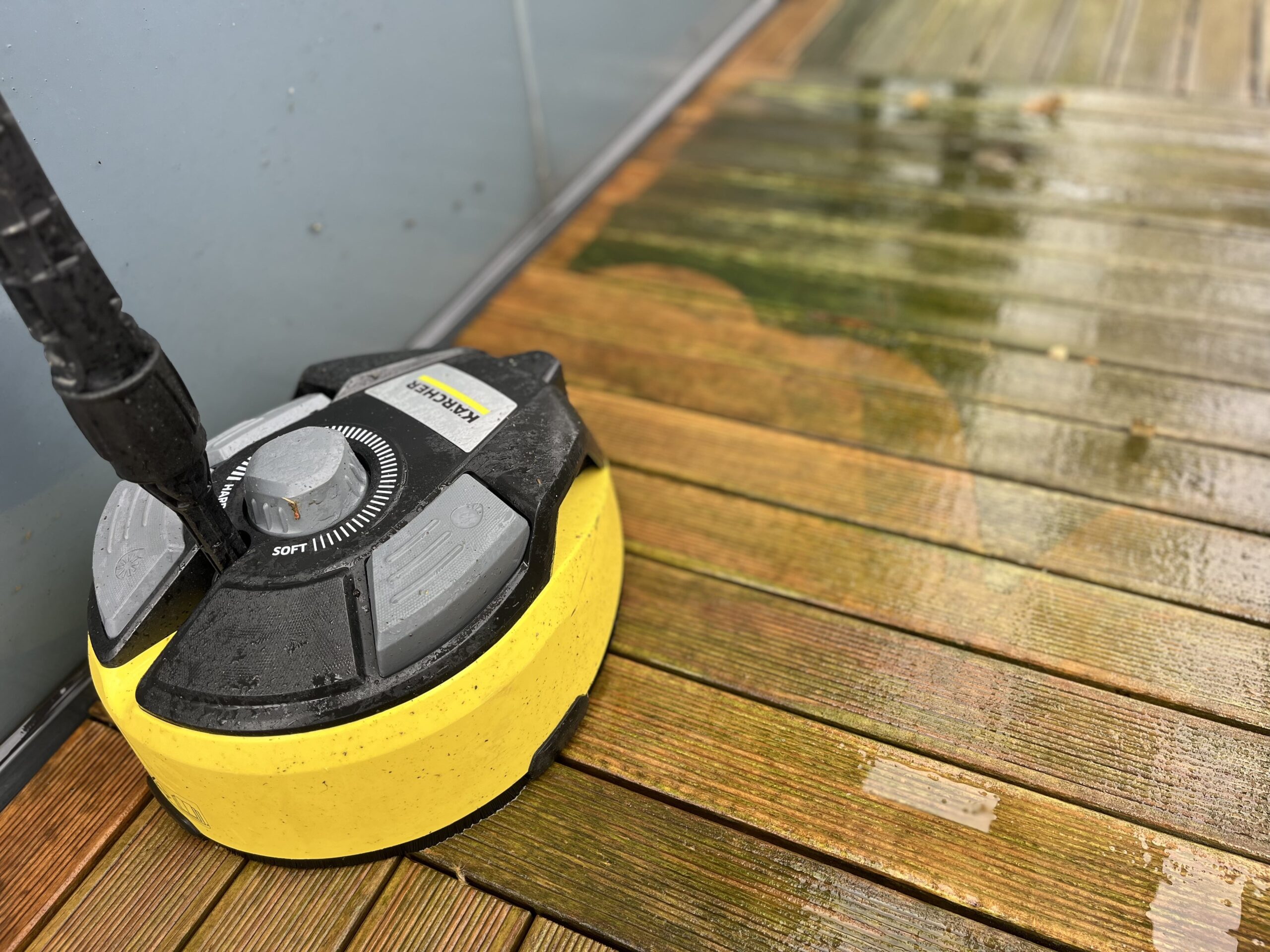 Intervention de nettoyage sur une terrasse extérieure