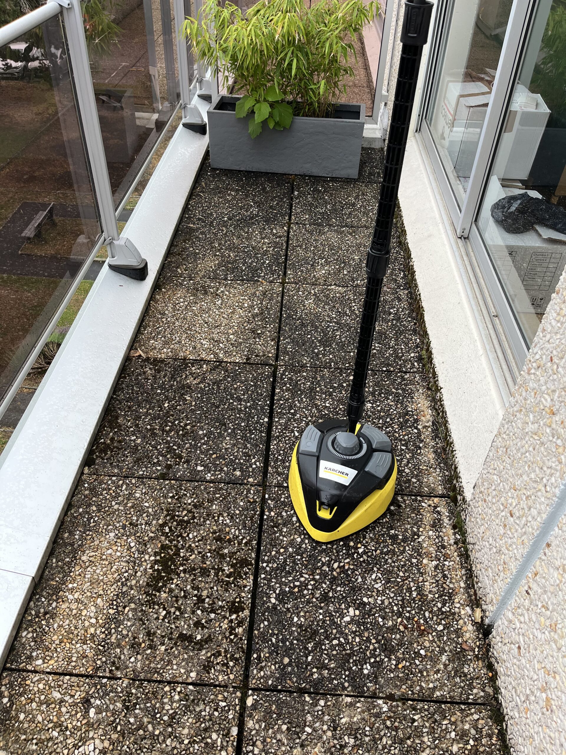 Terrasse avant nettoyage par NJT Nettoyage