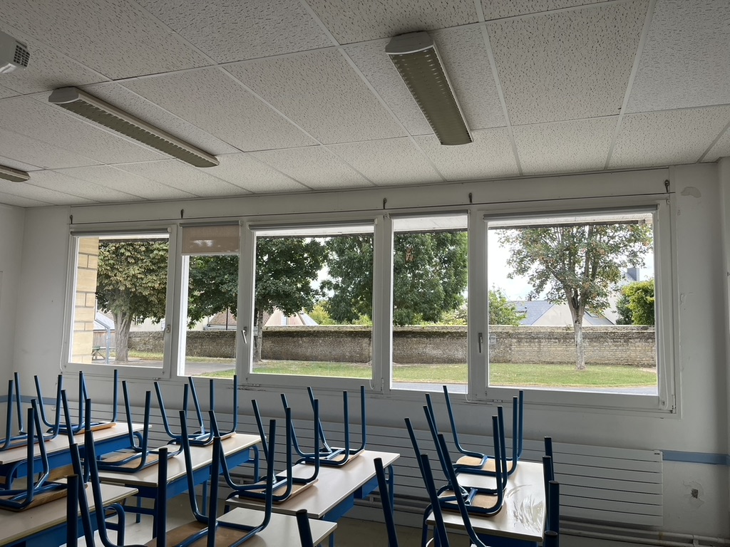 Vitres de la même salle de classe après nettoyage.