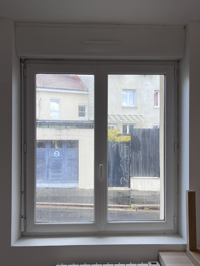 Fenêtre avant nettoyage des vitres, traces et salissures