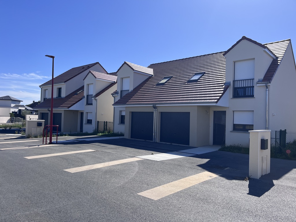 Façades et abords nettoyés des maisons neuves de Sannerville