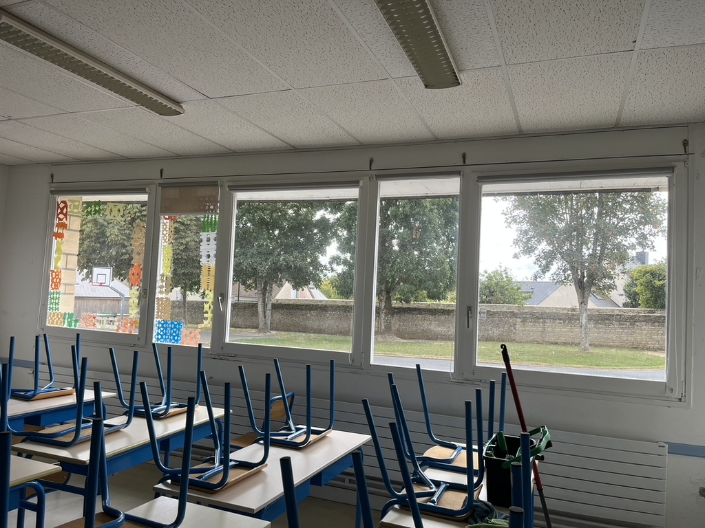 Vitres d’une salle de classe avant nettoyage.