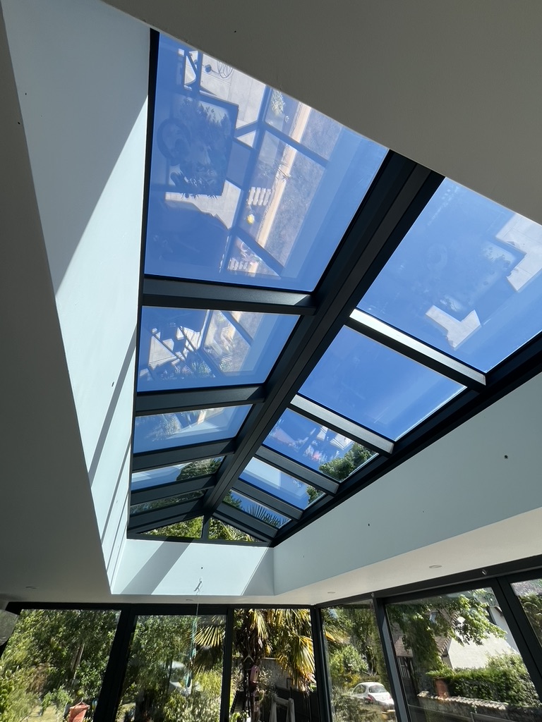 Verrière vue de l’intérieur après nettoyage.