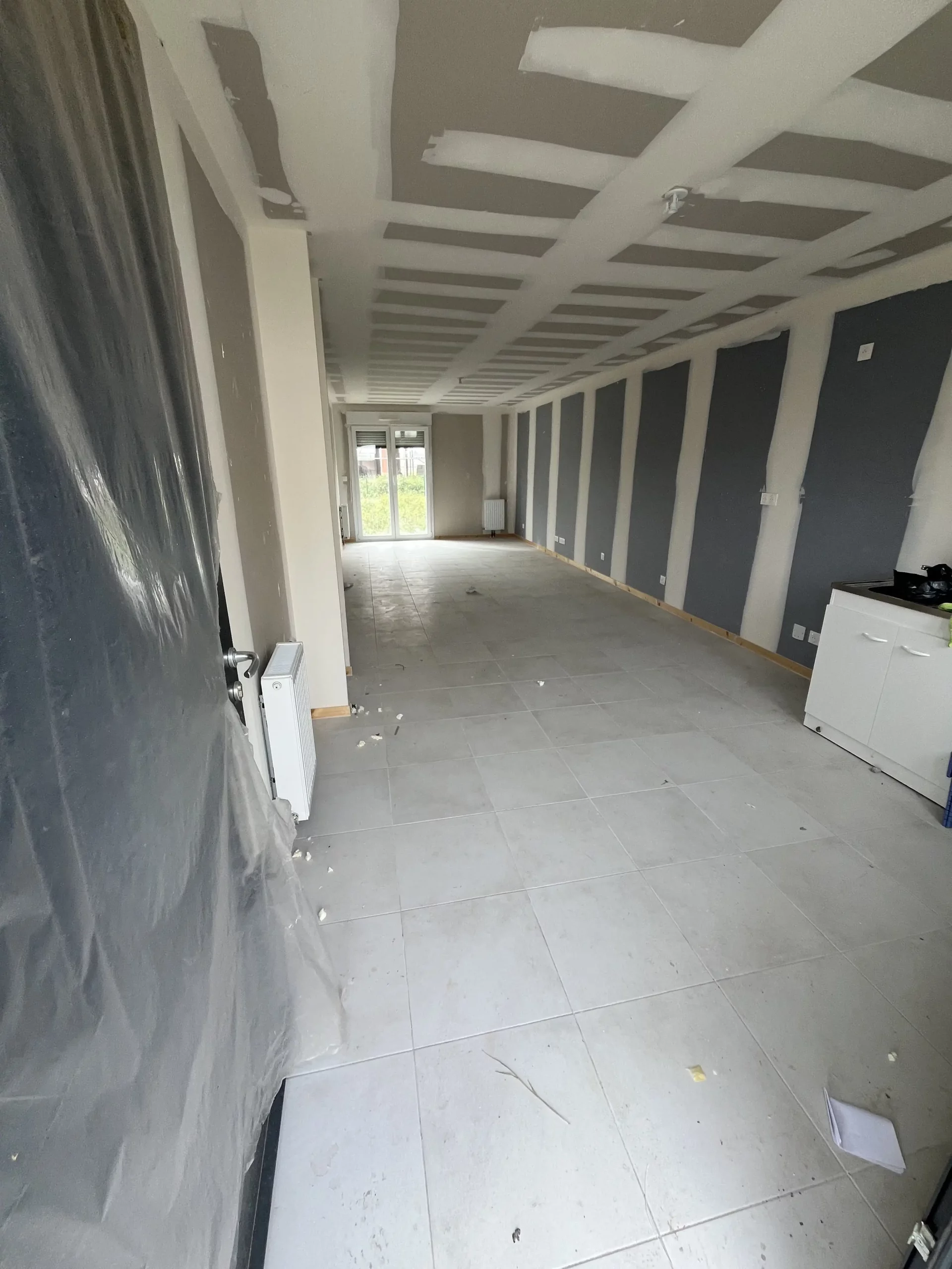 Pièce à vivre avant nettoyage de fin de chantier