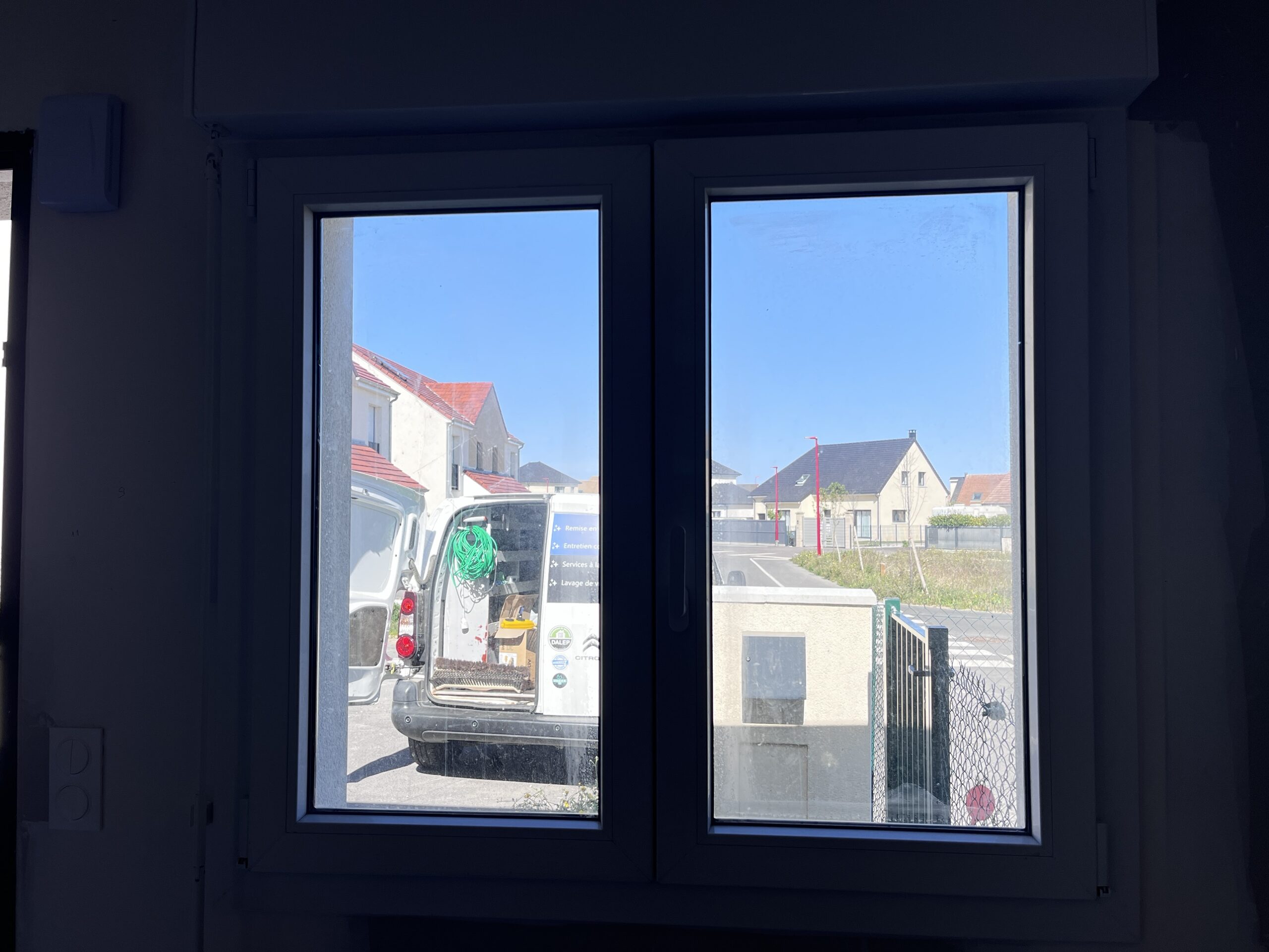 Vitrage avant nettoyage de fin de chantier à Sannerville