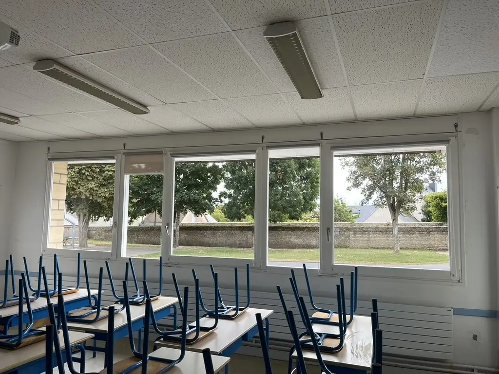 Vitres de la même salle de classe après nettoyage.