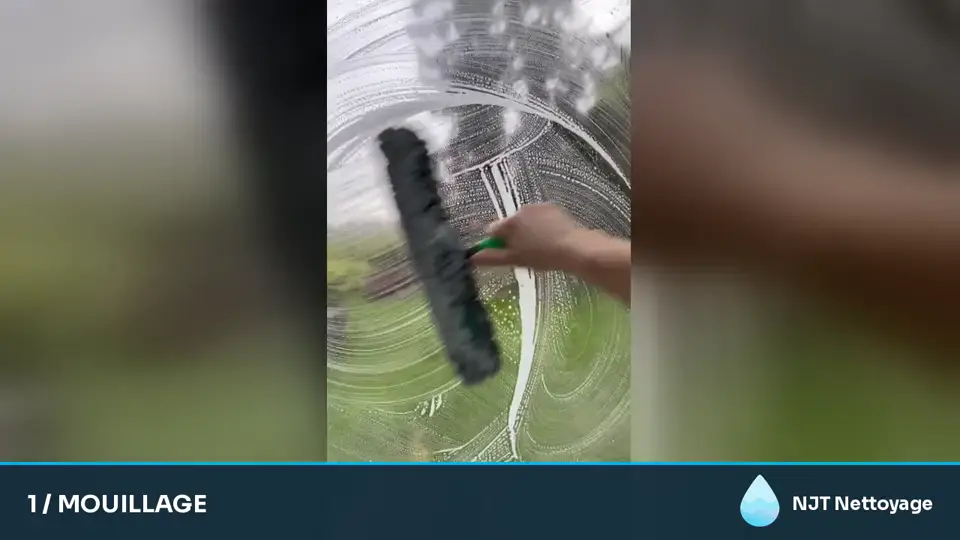 Nettoyage d’une vitre au mouilleur par NJT Nettoyage