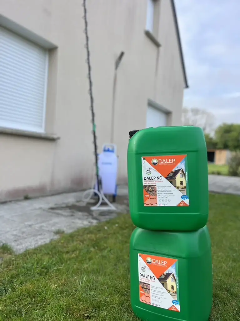 Façade avant traitement à Colleville-Montgomery, avec le pulvérisateur et le produit DALEP