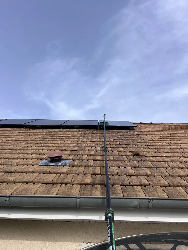 Panneaux solaires nettoyés par NJT Nettoyage sur toiture à Hermanville-sur-Mer