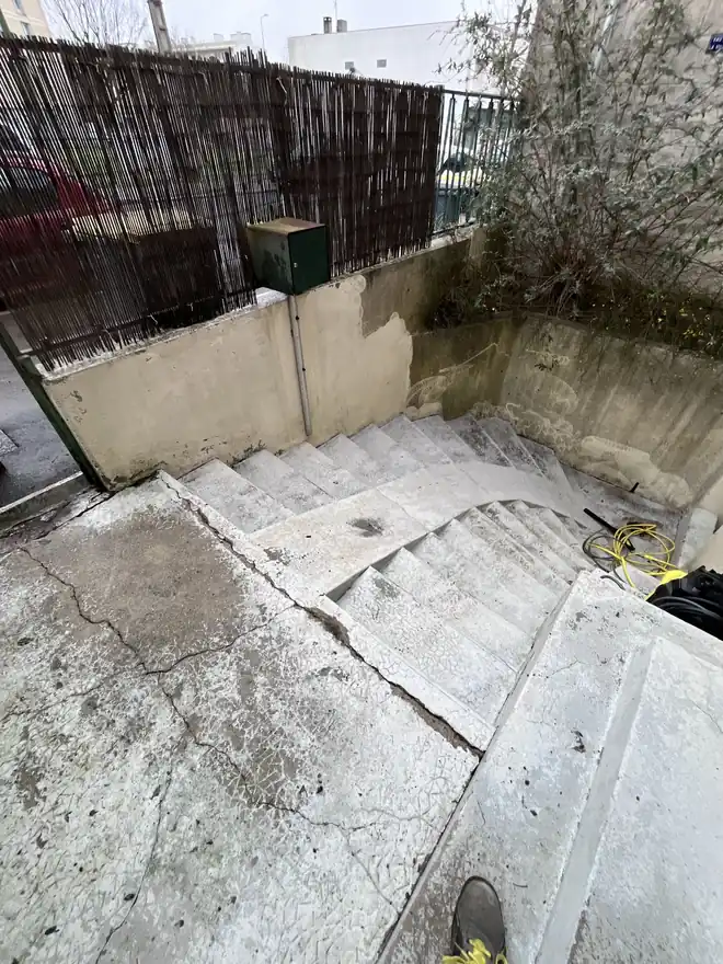 Même escalier extérieur après nettoyage par NJT Nettoyage, béton dégagé de la mousse