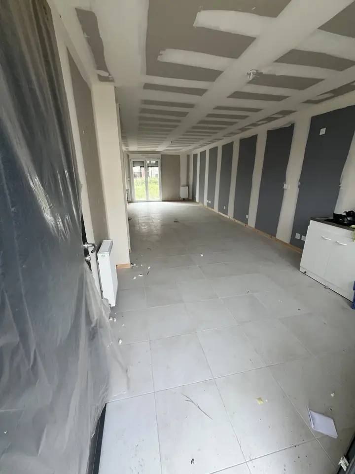 Pièce à vivre avant nettoyage de fin de chantier