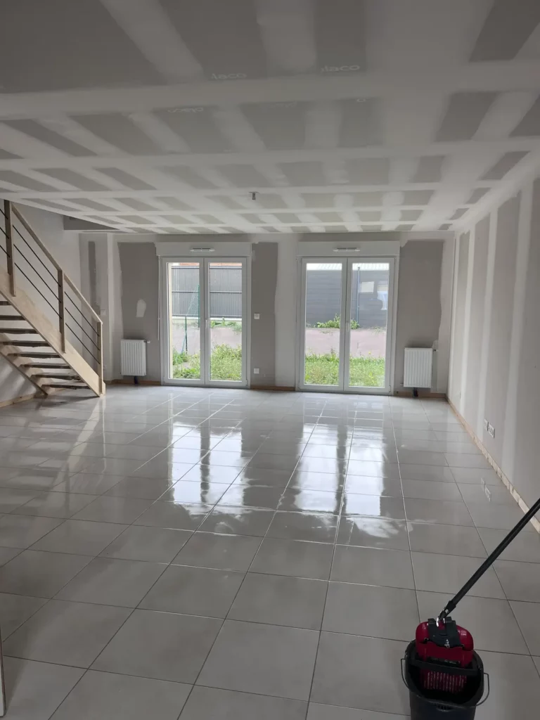 Même séjour après nettoyage de fin de chantier, carrelage propre et brillant